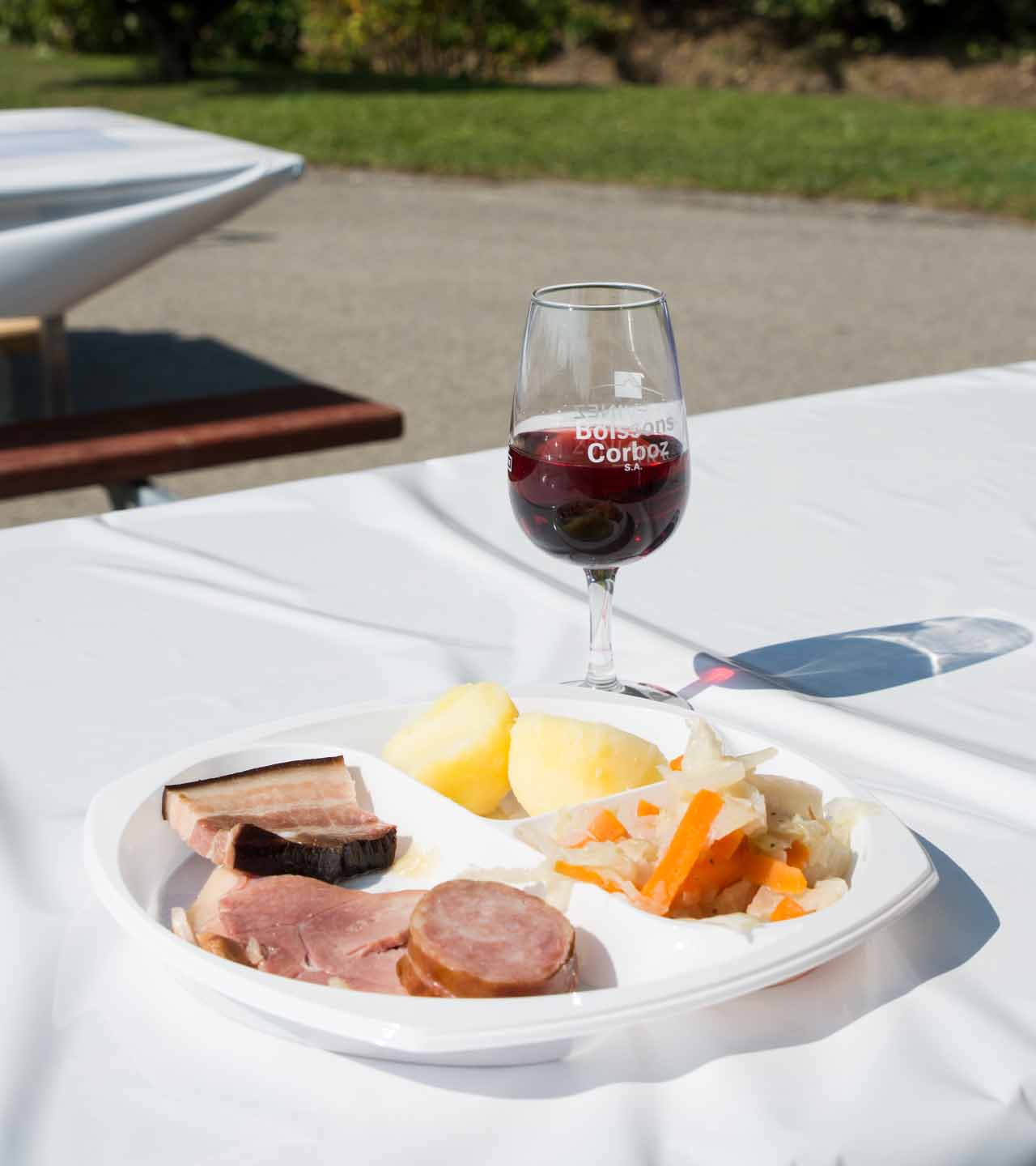 Jambon, lard, saucisson, choux et carottes