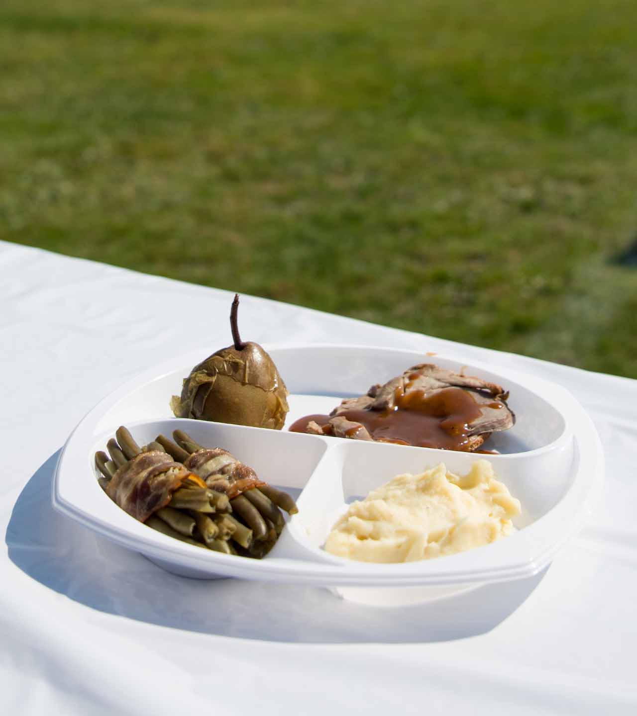 Gigot, purée, fagots d'haricots et poire à botzi